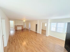 Building Photo - 1528 3/4-1524 Alexandria Ave