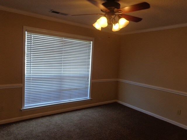 Foto del edificio - 6727 Oakmoor Cir N