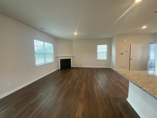 Foto del edificio - Room in 4 Bedroom Home at Clairwood Dr
