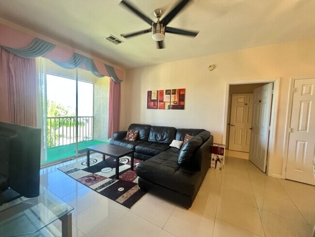 Foto del edificio - FURNISHED 3 Bedroom, 2 Bathrooms in the so...