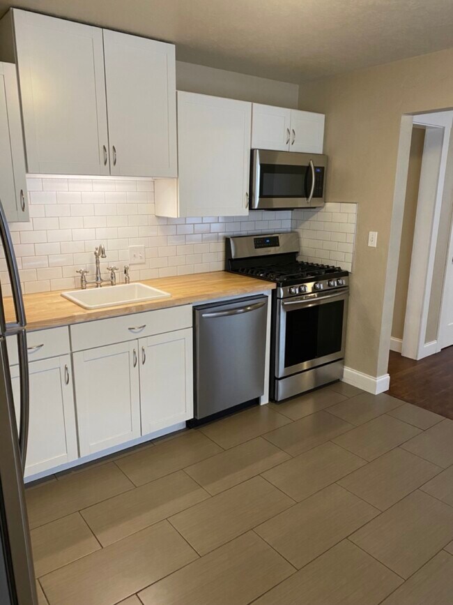 Kitchen - 515 NE Revere Ave