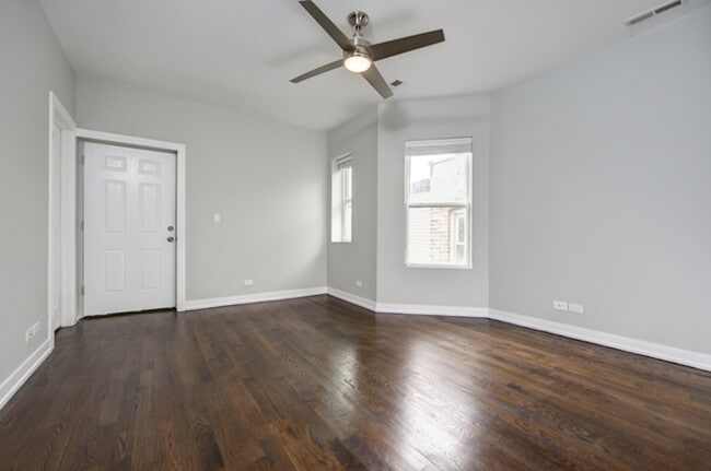 Building Photo - 3015 W Wellington Ave