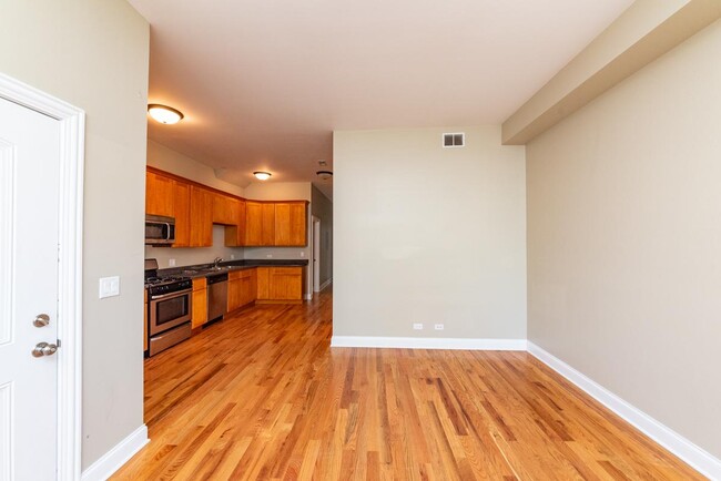 Building Photo - 2 bedroom in Chicago IL 60613