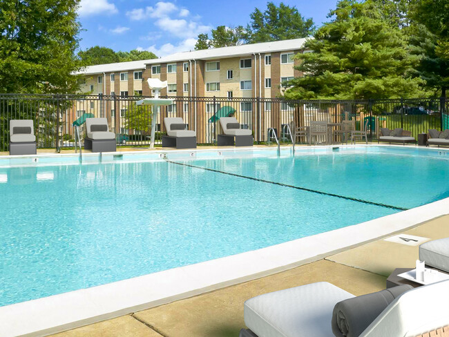 Zona de piscina al aire libre - Village at Gaithersburg