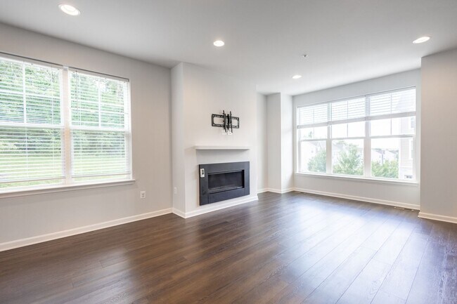 Building Photo - Lovely 3 BR/2.5 BA EOG Townhome in Millers...