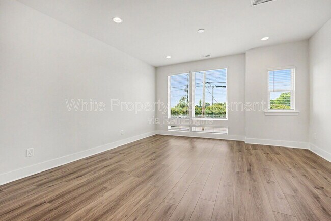 Foto del edificio - 2146 N Graham St