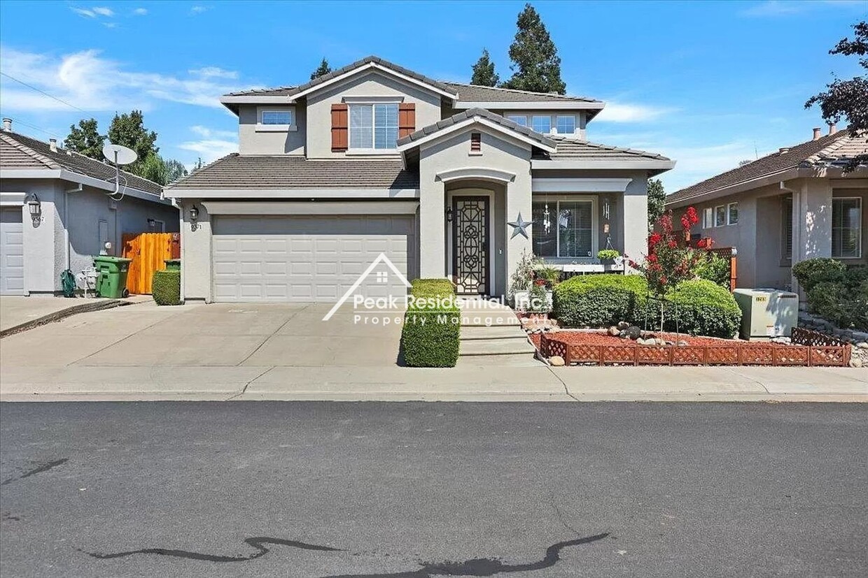 Foto principal - Wonderful Elk Grove 4bd/3ba Home with 3 Ca...