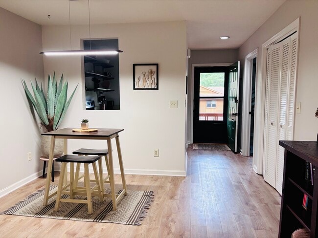 espacio de trabajo y comedor - 551 Courtwood Ln