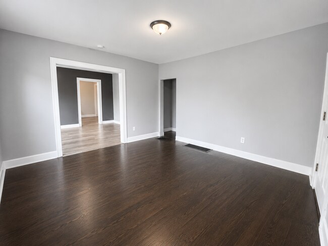 Foto del edificio - Charming North Linden Home with Fenced Backyard