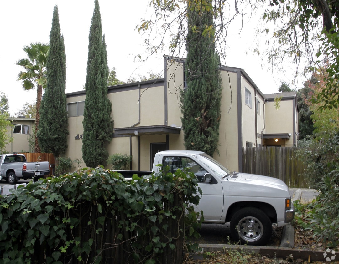 Building Photo - 1352 Drake Dr