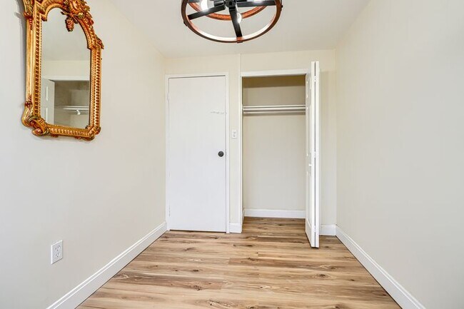 Foto del edificio - 8049 Lansdale Rd