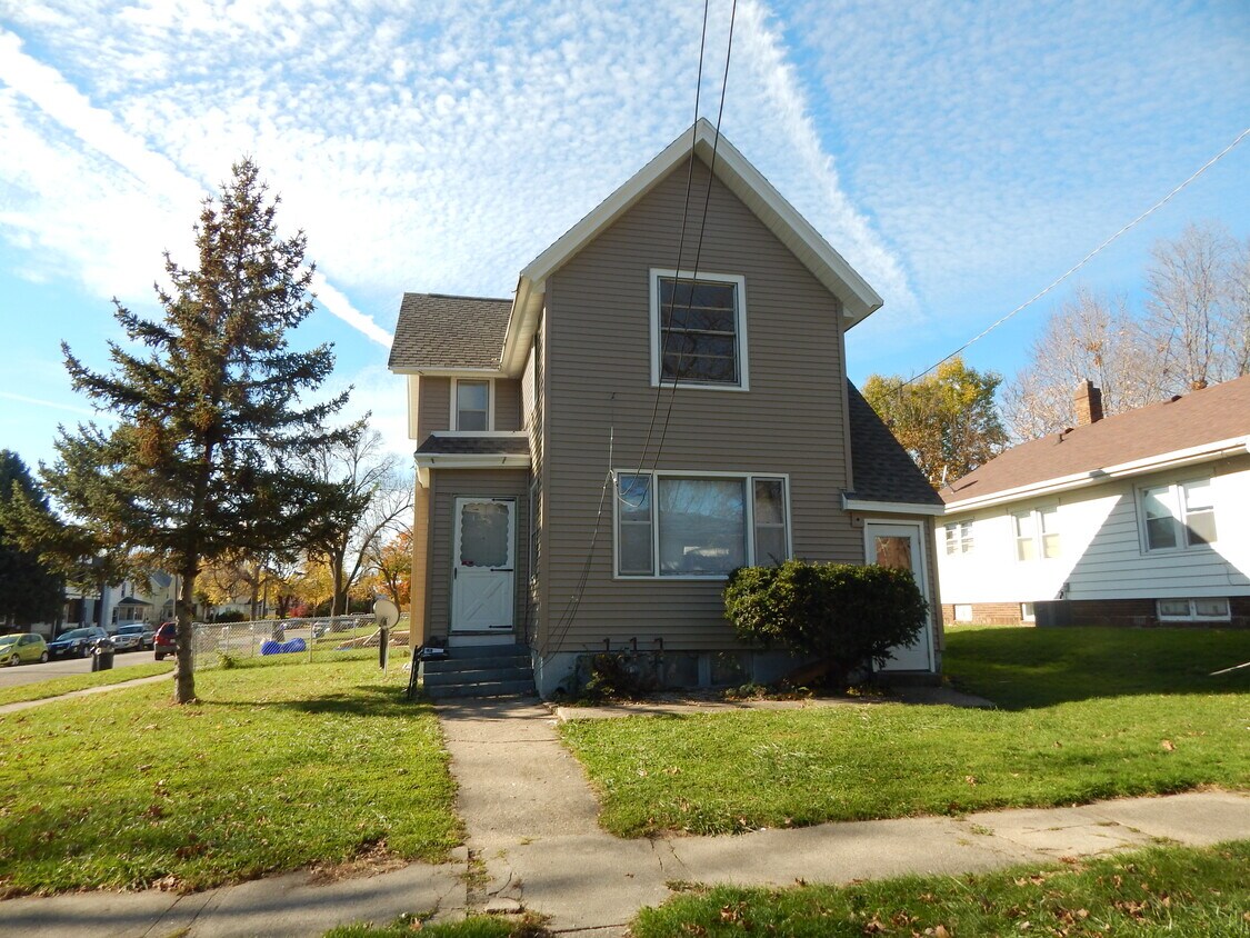 527 13th St Unit 2, Rockford, IL 61104 Apartments in Rockford, IL