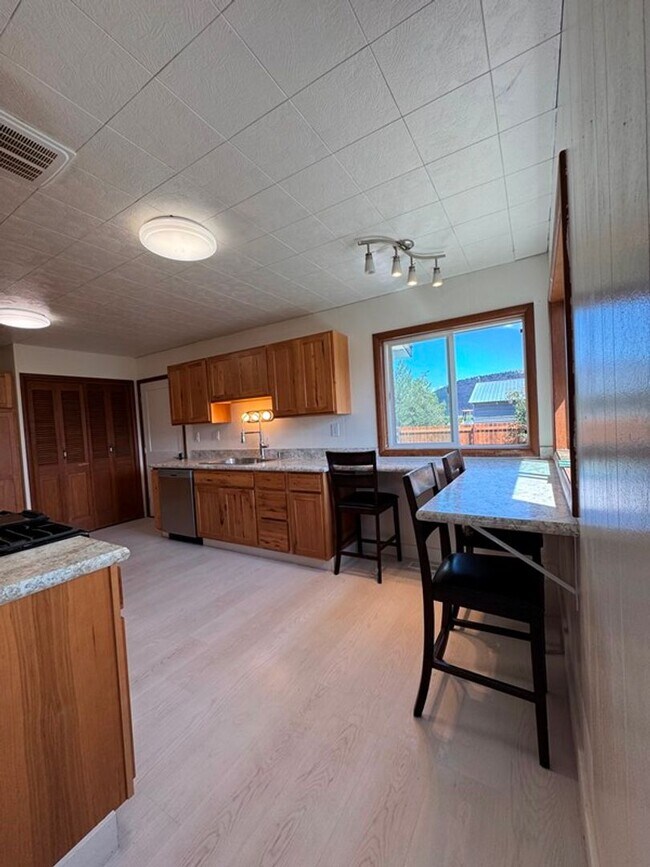 Foto del edificio - 4 Bedroom House in Henley School District