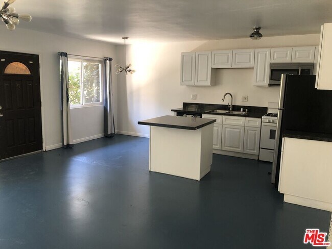 Foto del edificio - 13757 Vanowen St