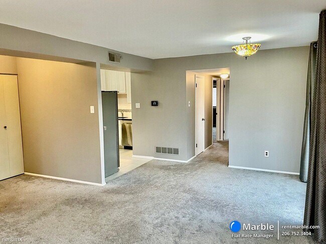 Building Photo - 2 br, 1 bath Condo - 730B Putnam Blvd