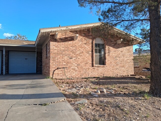 Building Photo - 6917 Alto Rey Ave Apt B