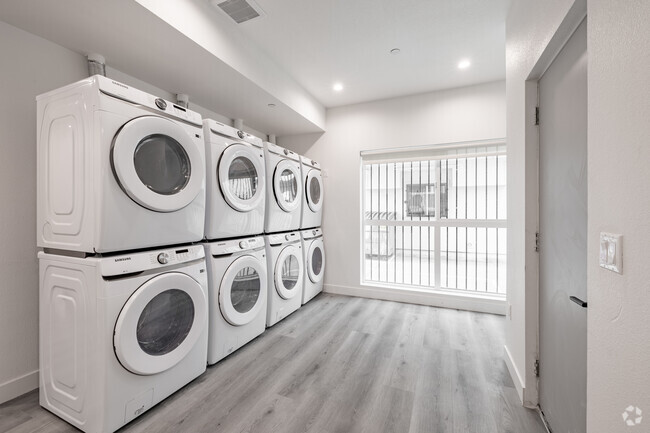 21BR, 15BA - 4,450SF - Laundry - 1360 W 35th Student Housing