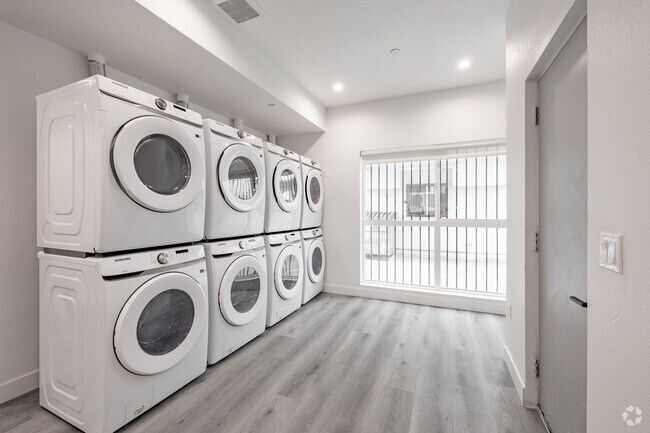 21 habitaciones, 15 baños - 4450 pies cuadrados - Lavandería - 1360 West 35th St