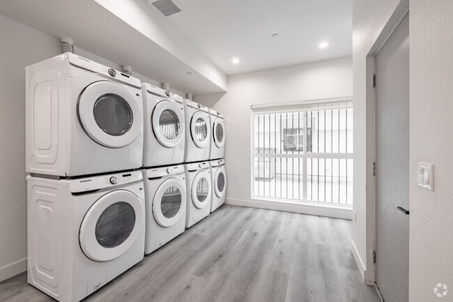 21 habitaciones, 15 baños - 4450 pies cuadrados - Lavandería - 1366 West 35th St