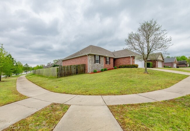 Foto del edificio - Spacious 3 Bedroom Home on Corner Lot! Must See!