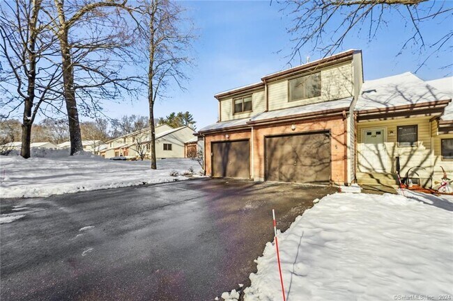 Building Photo - 17 Oak Forest Dr
