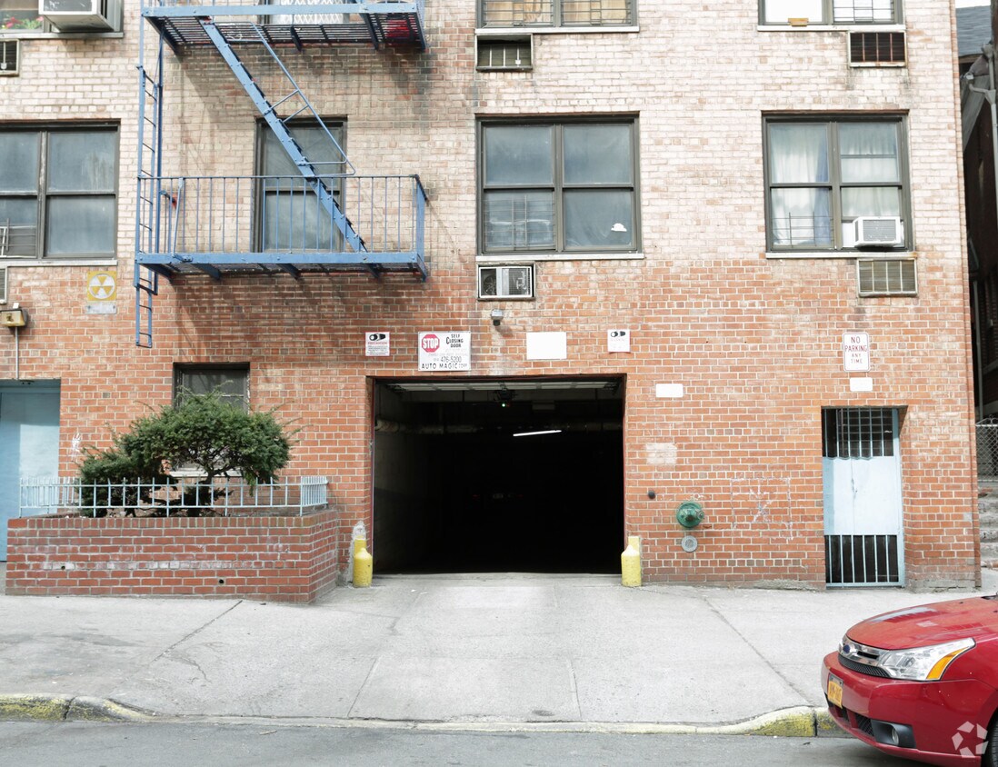 Garage - 3535 Rochambeau Ave