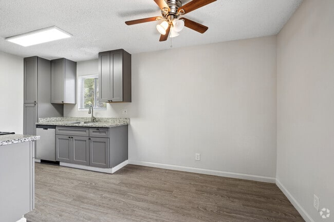 2 habitaciones, 1 baño - 875 pies cuadrados - - Sunrise Center Apartments