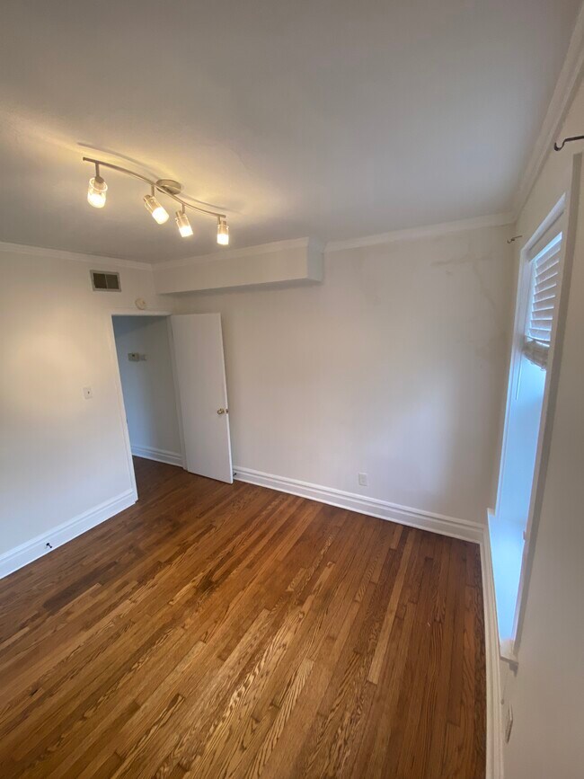 Building Photo - 1309 McCausland Ave