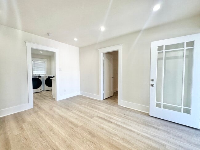 Building Photo - 342 W 91st Pl