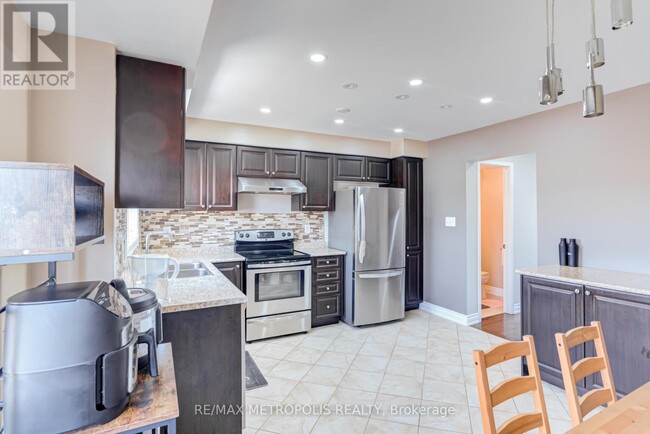 Building Photo - 385 Rossland Rd W