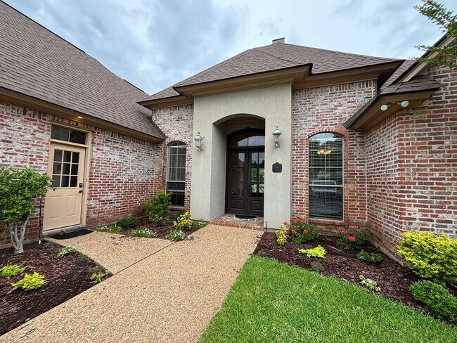 Building Photo - Golf Course Community close to Barksdale Air Force Base!!