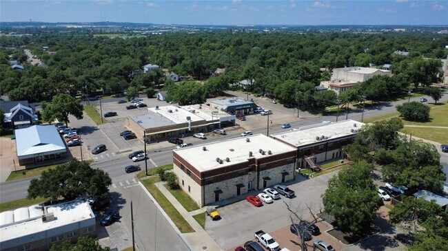 Building Photo - 609 E University Ave