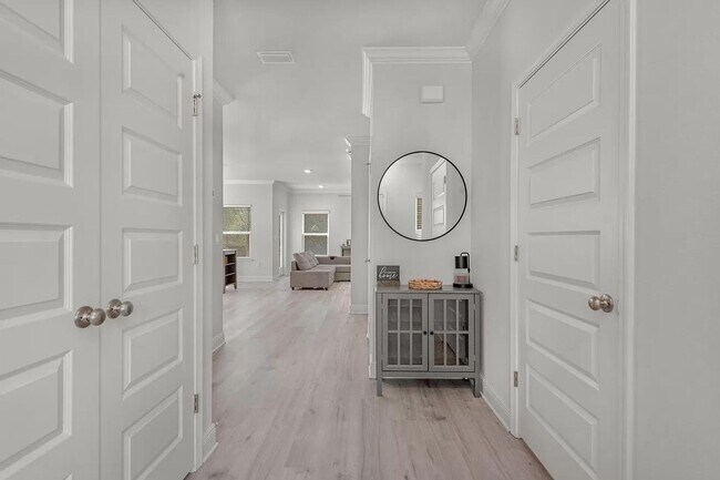 Foto del edificio - Three Bedroom Two and a half Bath In Hammock Oaks