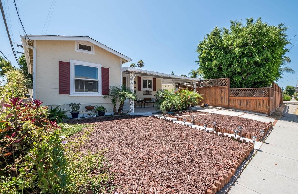 Foto principal - This 1bed/1bath bungalow comes with a BONU...