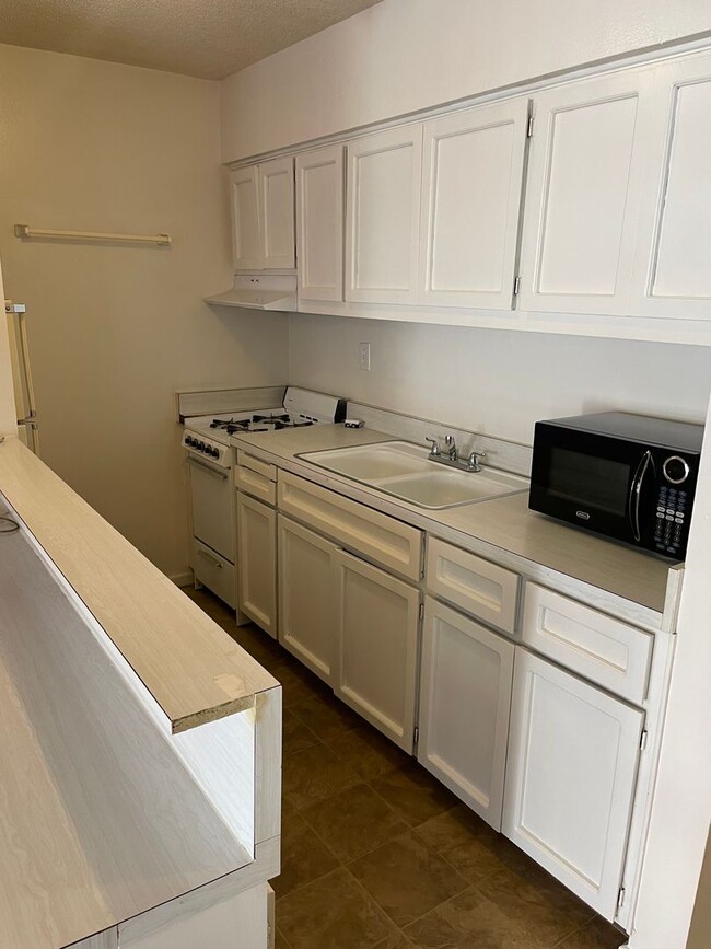 Building Photo - Studio Apartment on Las Vegas Strip - Close to all of the Excitement & More!!