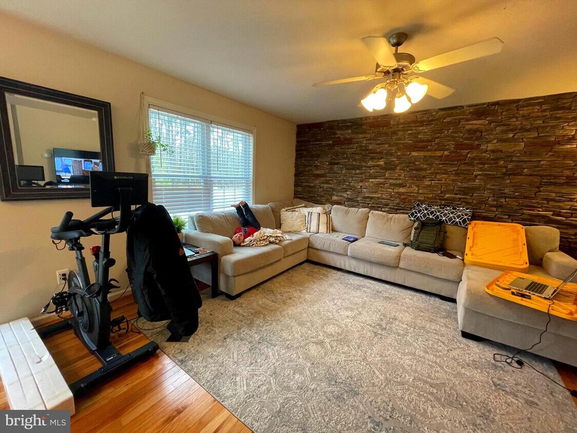 Foto principal - 17221 Sarah Ln