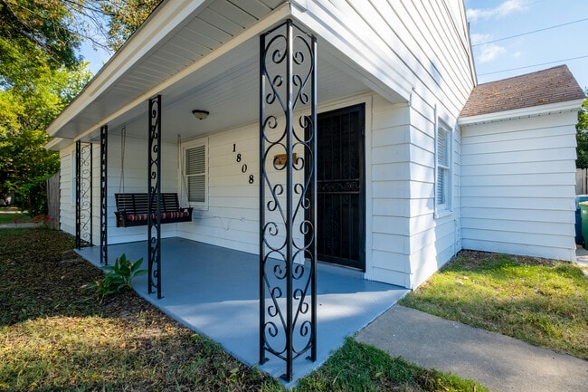 Building Photo - 1808 Iris St