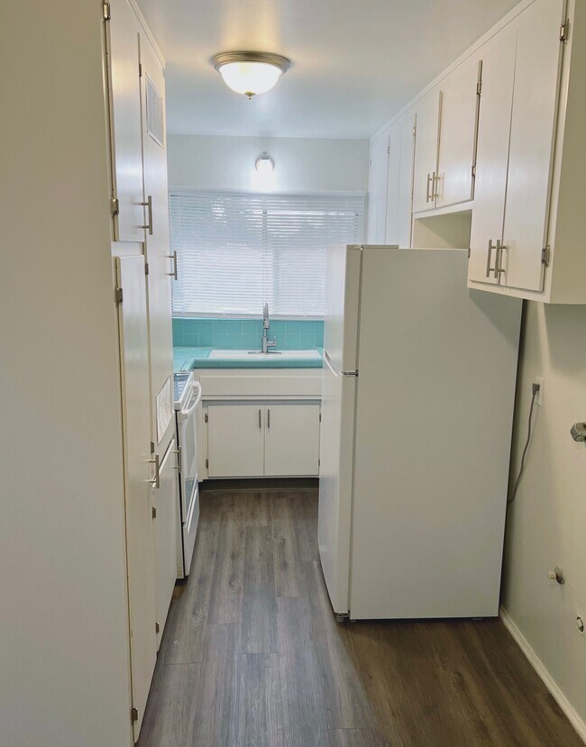 Kitchen Overview - 2512 Drake St
