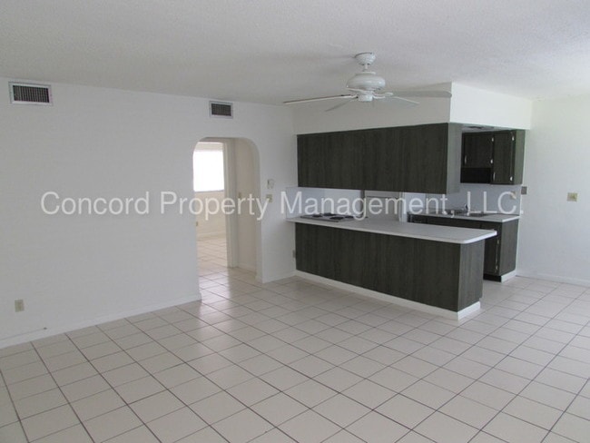 Building Photo - 1417 Himmarshee St