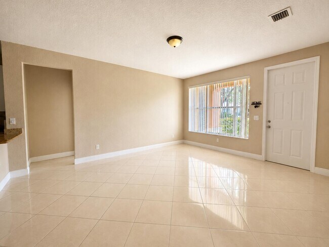 Foto del edificio - 3549 Forest Hill Blvd