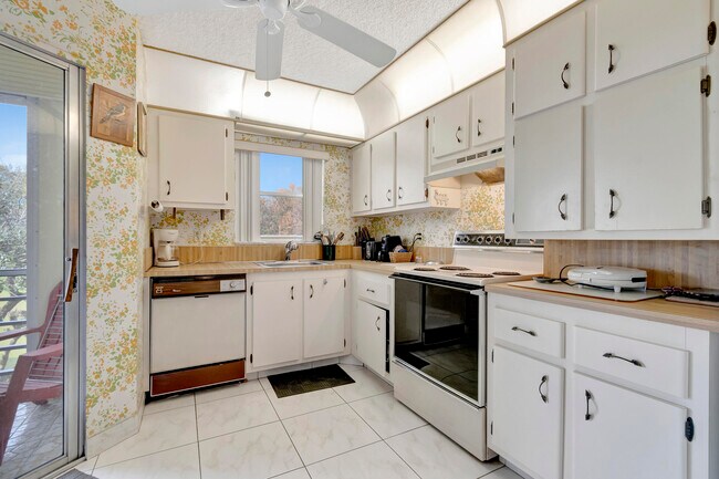 Building Photo - 3871 Via Poinciana