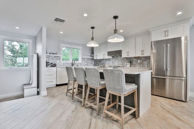 Building Photo - 45 Raymond St