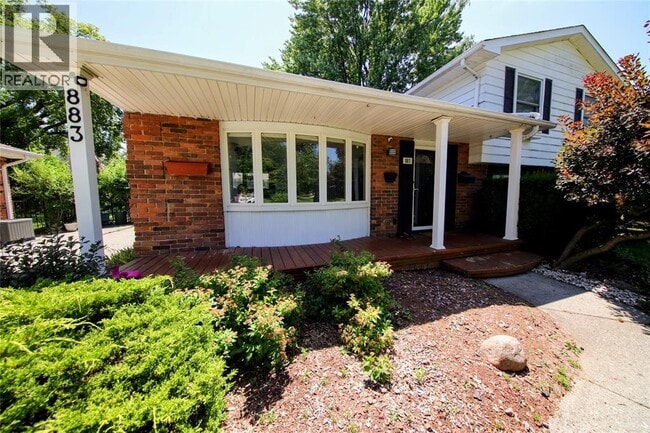 Building Photo - 883 Assiniboine Crescent