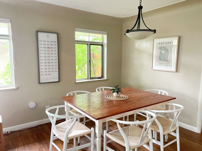 Foto del edificio - Stunning 3 Bed/2 Bath Tri-Level Home in Wh...