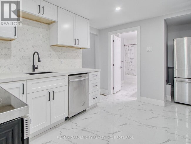 Building Photo - 7 Maplecrest Ave