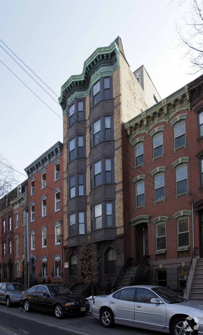 Building Photo - 277 8th St