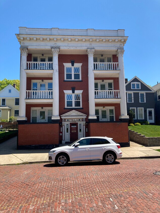 2063 Murray Hill Rd Cleveland Oh 44106 Apartments Cleveland Oh Apartments Com