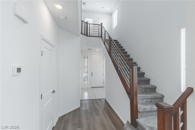Building Photo - 638 Great River Ave