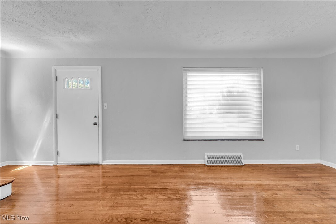 Foto principal - 23820 Hartland Rd