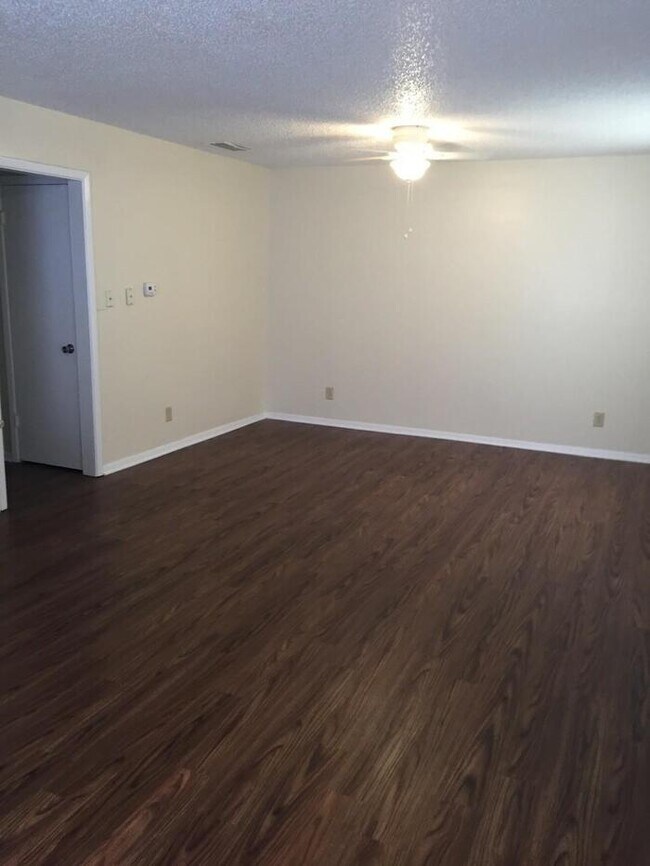 Foto del edificio - Available now. END 4PLEX TOWNHOME, 2 BR/1....